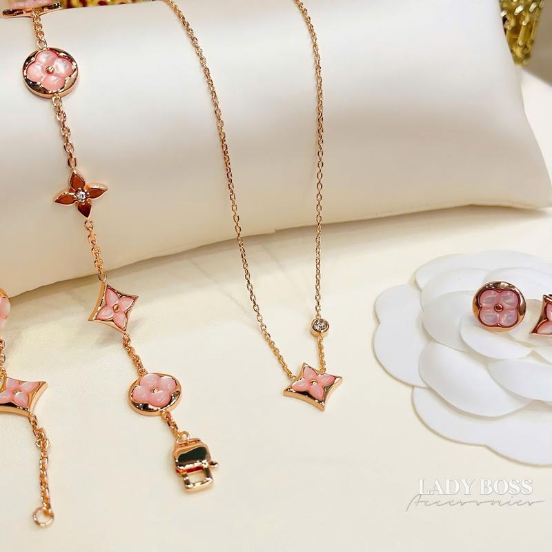 Trang Sức Cỏ 4 Lá Mặt Vỏ Sò Nổi Size 1.3cm Chất Liệu Hợp Kim Titan, Phụ Kiện Bốn Lá Vỏ Sò Tự Nhiên Cho Nữ Sang Trọng. Gồm Dây Chuyền, Lắc tay, Bông Tai Lady Boss Accessories