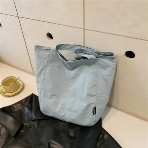 Tas Tote Kanvas Mahasiswa Baru, Ideal untuk Sekolah, Santai, dan Kebutuhan Perjalanan