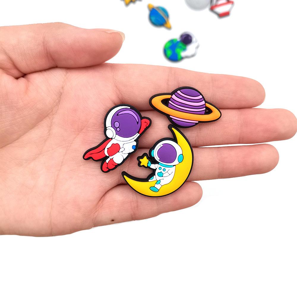 Penjualan 1pcs cartoon Seri shoe charms  DIY  Sepatu Taman Sandal Pin Aksesori Sepatu Hadiah Ulang Tahun Anak