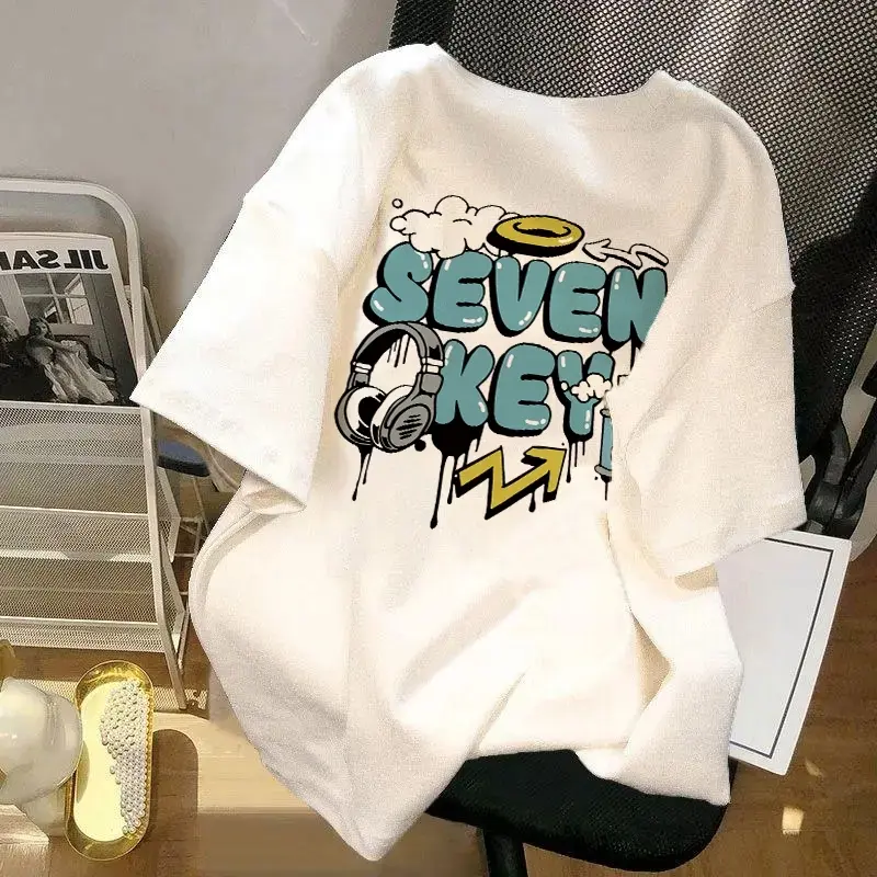 TT TOKO MODE baju pria oversize Kaos Cowok Distro Original 100% | Kaos Pria Premium Tebal | Kaos Cotton Combed 30s | Kaos Pria Terbaru 2024 | Baju Oversize Pria | Kaos Lengan Pendek Pria | Fashion “SEVEN KEY” Graffiti Print T-shirt | Kaos Putih