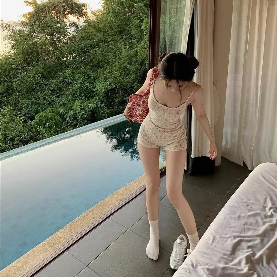 [Privasi Aman & COD] Jumpsuit Pendek Wanita Motif Bunga Vintage, Baju Tidur Seksi Model Punggung Terbuka nan Cantik