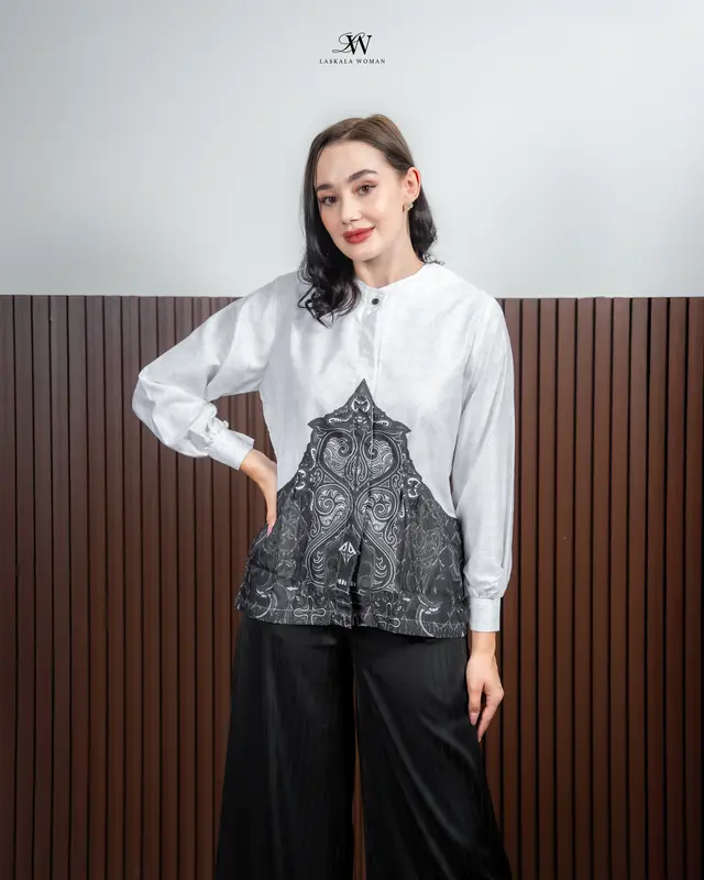 Laskala Woman Rafa Blouse Batik Putih Lengan Panjang 4