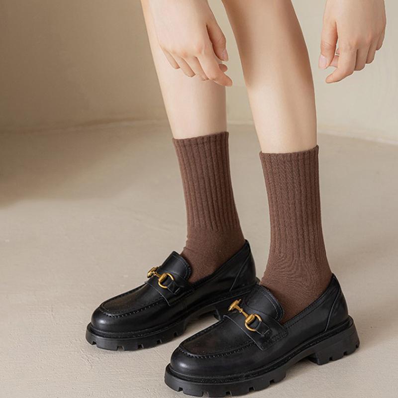 Product Introduction of Black White Women Socks Autumn Winter Middle Tube Sock Korean Japanese Ins Trend Cotton Coffee Retro Designer Socks for Student 6