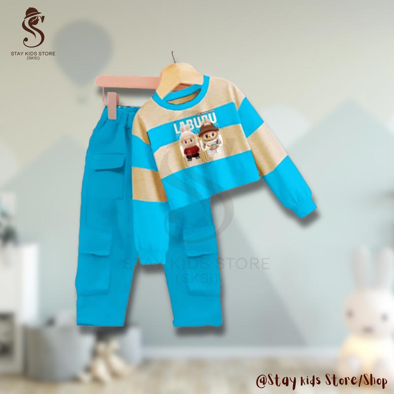 Baju Labubu Anak Perempuan 3-12 Tahun Viral 2025, Kaos oblong salur Bahan BabyTerry, Nyaman dan Gaya untuk Aktivitas Sehari-hari | Stelan baju anak viral | Pakaian anak lucu motif bergaris kekinian | Fashion anak trendy | Otfit labubu celana cargo modis 2