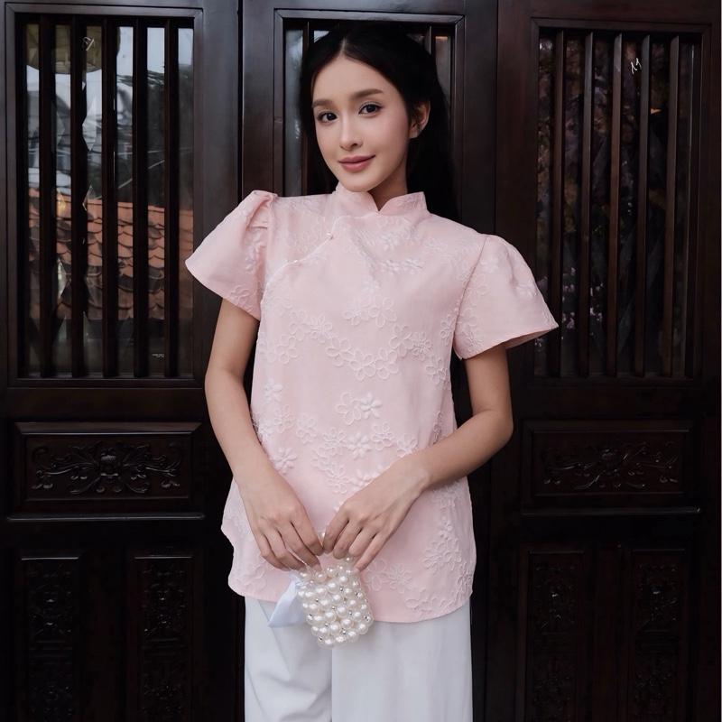 Áo cổ tàu gấm thêu nổi hồng xanh kem v1 - Orimi