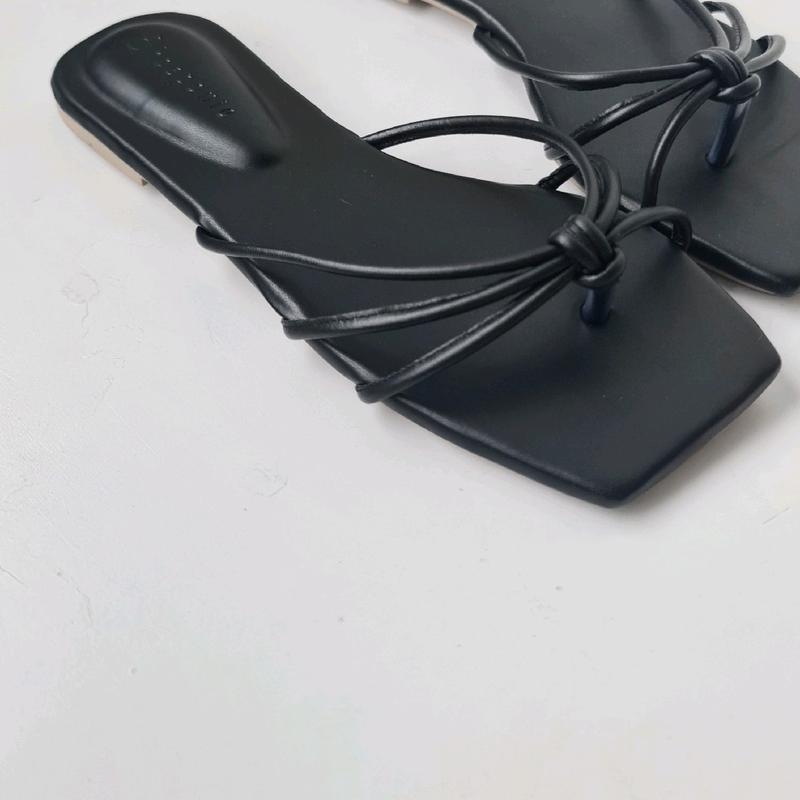 Shoeponic ARA - Trend 2025 Sandal Wanita Comfort Alas Sol Premium Sandal Flat Hitam Dan Silver 2