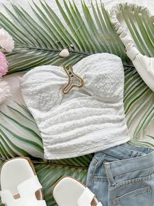 Top sin tirantes y espalda descubierta para mujer con textura de punto, diseño calado con corazón y hebilla metálica, ajuste entallado; ideal para fiesta, cita, playa, festival de música y verano.