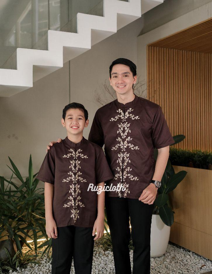 Ruzicloth - Koko Couple Ayah dan Anak Laki-Laki Lengan Pendek Katun Toyobo Premium Mahogany Motif Bordir Limited Baju Pria Bordir Kemeja Koko Lebaran 2026 Raya Series Dewasa Muslim Modern Fit Pakaian Muslim