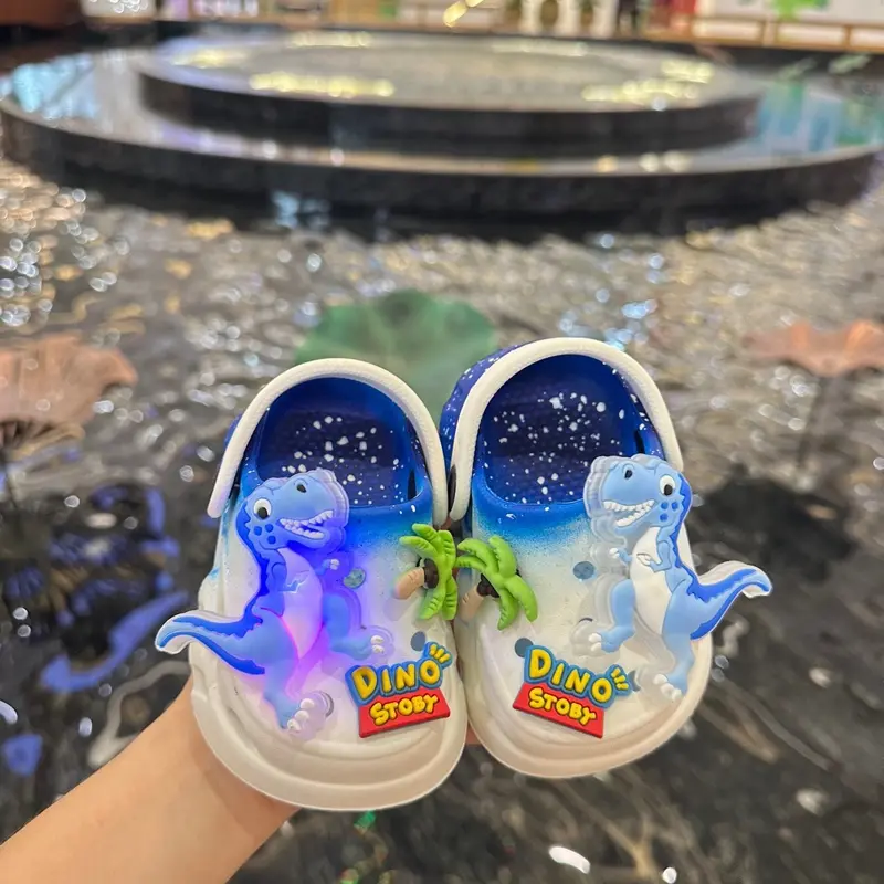 FOM NHỎ (CÓ ĐÈN) Dép sục Khủng Long vẩy sơn có đèn mềm nhẹ êm chân cho bé Dino Story siêu đẹp MONKIDS-2024 6