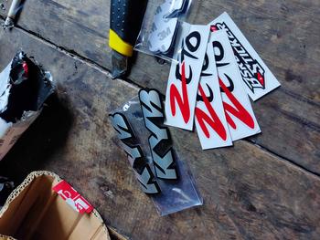 Product Review of emblem KYB timbul sepasang sudah memgunakan lem 3M, BONOS STICKER KYB from R**o 0