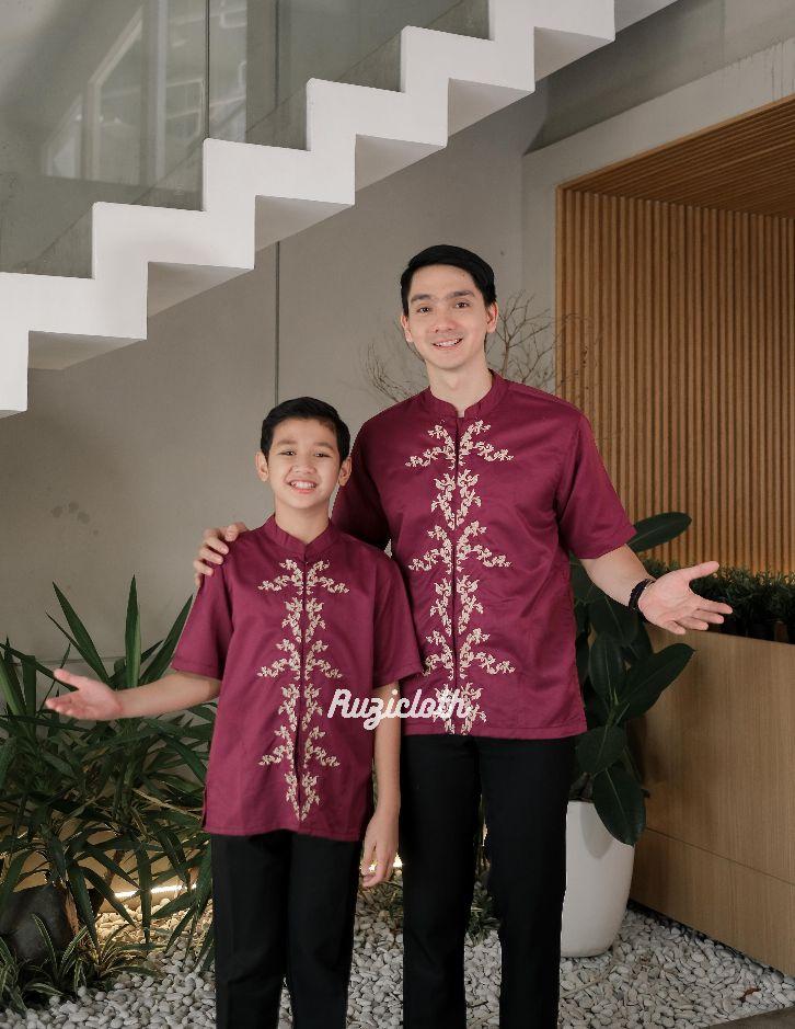 Ruzicloth - Koko Couple Ayah dan Anak Laki-Laki Lengan Pendek Katun Toyobo Premium Mahogany Motif Bordir Limited Baju Pria Bordir Kemeja Koko Lebaran 2026 Raya Series Dewasa Muslim Modern Fit Pakaian Muslim