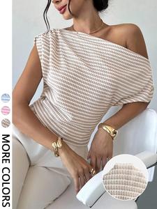 Esta blusa de un solo hombro es elegante estilo “old money” sin esfuerzo y tiene corte ajustado asimétrico, modelo corto.