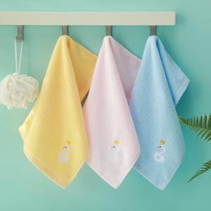 ผ้าขนหนูลายหงส์การ์ตูน น่ารัก 1 ชิ้น ผ้าเช็ดหน้าและผ้าเช็ดมือ นุ่ม ระบายอากาศ และดูดซับสูง เหมาะสำหรับใช้ในครอบครัวทุกวัน อุปกรณ์ห้องน้ำและครัวคุณภาพสูง