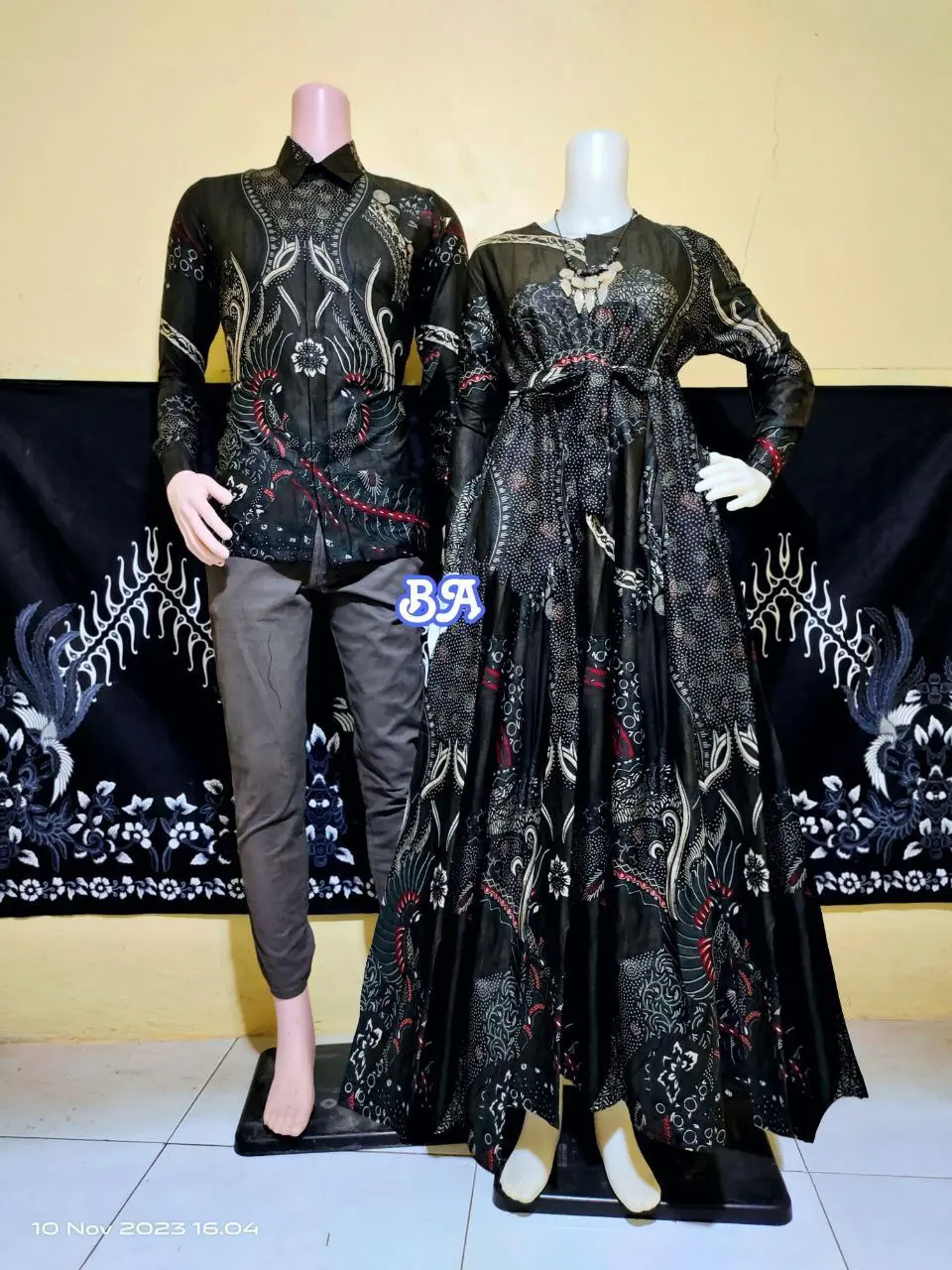 Baju Batik Couple Kemeja Gamis Sarimbit Setelan Atasan Pria Lengan Panjang & Dress Panjang Wanita Pasangan Katun Motif Prabu Hitam Terbaru Muslim Dewasa Keluarga