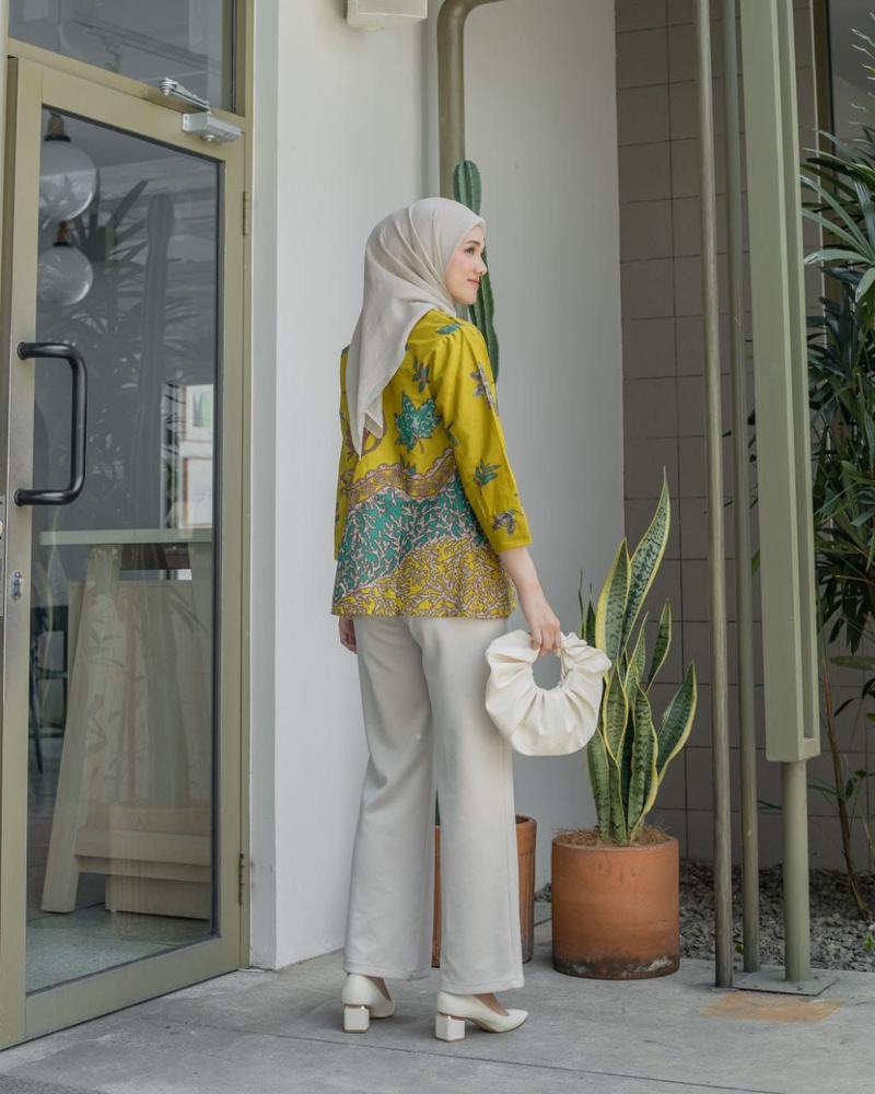 Product Introduction of Blouse Adeeva - Atasan Batik Wanita Kerja Baju Batik Kantor Blouse Batik Seragam Katun Nyaman lengan 7/8 Panjang Motif 28