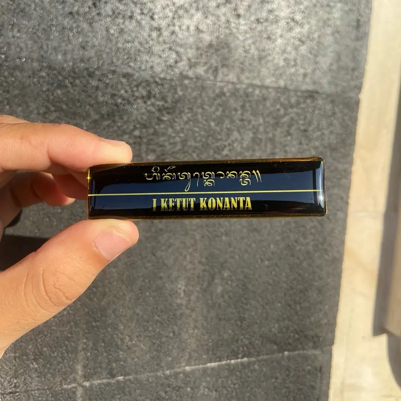 Nametag papan nama dengan tulisan aksara bali warna emas 0