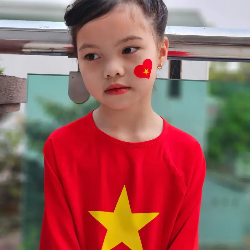 Áo dài Cờ Đỏ Sao Vàng Việt Nam dành cho bé gái chất liệu lụa tông đỏ tươi và vàng 7