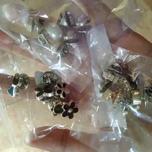 Mini Bross ISI 6/12Pcs Hijab Muslim Peniti Bros Dagu Clip pin kancing anti-slip mutiara Brooch pin hijab fashion wanita Korea model invisible tanpa kancing dapat dilepas Diamond Klip Aksesoris Pin Baju Motif Bunga Bintang Kelinci Aneka Desain Clips