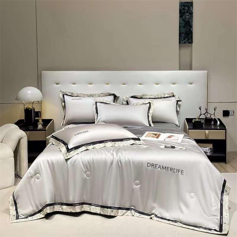 Bộ chăn ga gối Plụa nhập khẩu cao cấp, chất liệu lụa thái mềm mịn, thoáng mát, chăn được trần lớp bông có bo chân nệm theo kích thước, dùng được cả 4 mùa