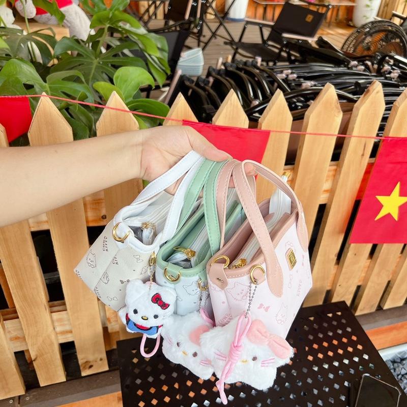 Túi xách nữ cầm tay đeo chéo chất da mềm in hình dễ thương tặng kèm charm y hình