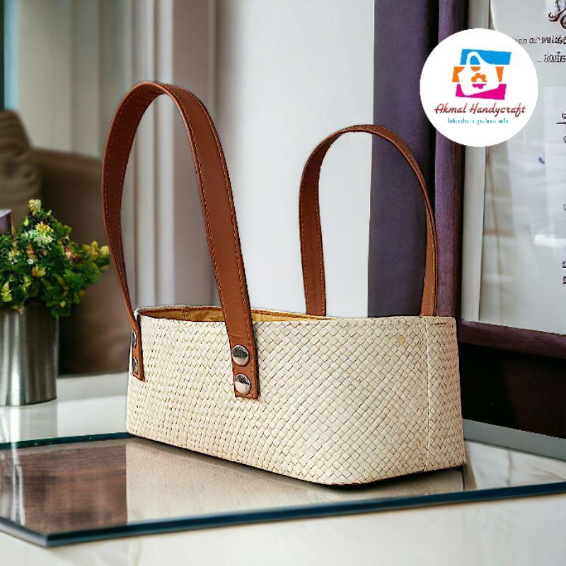 Tas Hampers Bahan Anyaman Pandan Bentuk Oval Pendek Warna Putih Natural. 4