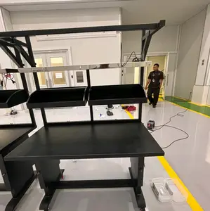 Meja Kantor Modern dengan Rak Tambahan untuk Ruang Kerja Efisien dan Organisasi Optimal