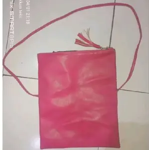 Tas Totebag Merah Cocok untuk Belanja Minimarket atau Kemana Aja dengan Tali Panjang dan Hiasan Tassel