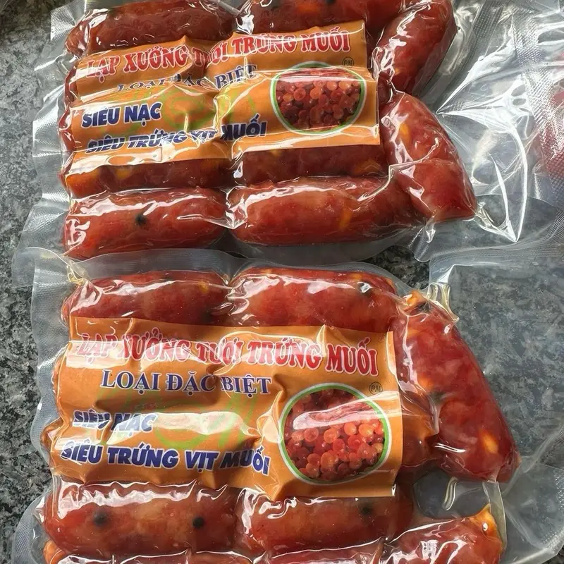 1Kg Lạp xưởng TRỨNG MUỐI (KHÔNG QUÀ )truyền thống sấy dẻo 80% nạc đặc sản - vị mặn ngọt - đóng gói hút chân không 1kg là 2 tui ,