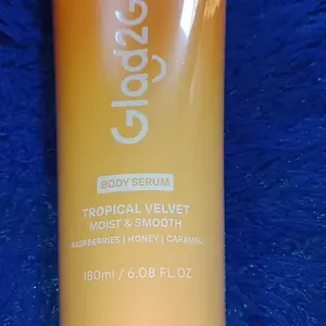 [BPOM]GLAD2GLOW Hydrate & Brighten Body Serum Duo 180ml-Tropical Velvet Moist & Smooth Body Serum G2G body lotion-Deep Moisture + Dark Spot Defense-Niacinamide, Vitamin E, Shea Butter-Tropical Fruit & Creamy Berry Fragrance-brightening white long-lasting