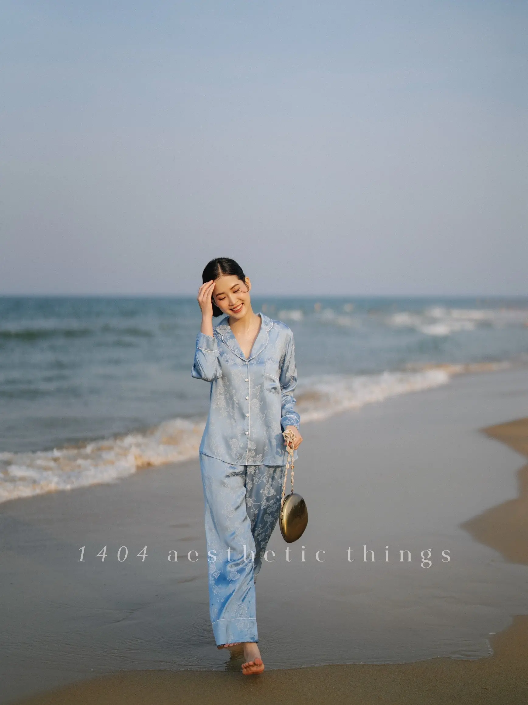 1404 Bộ Ngủ Lụa Tơ Tằm Pyjama Dáng Dài Họa Tiết Hoa Trắng Nền Xanh Biển Kèm Chun Buộc Tóc / SET0001-4