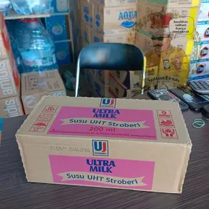 Susu Ultra UHT 200 ml strawberry 1 karton