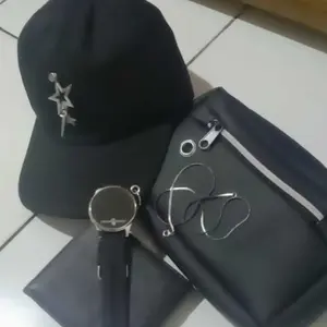 Padiah Rantai Stel Pria Keren Bundling 9in1 dan 6in1   Touch Watch Gratis Asesoris Lainnya Topi Polos Anting + Tas Selempang + Dompet Lipat + Gesper Silet + Kaca Mata + Kalung Titanium + Gelang  + dan Parfum man Watches murah Aksesoris Jam tangan