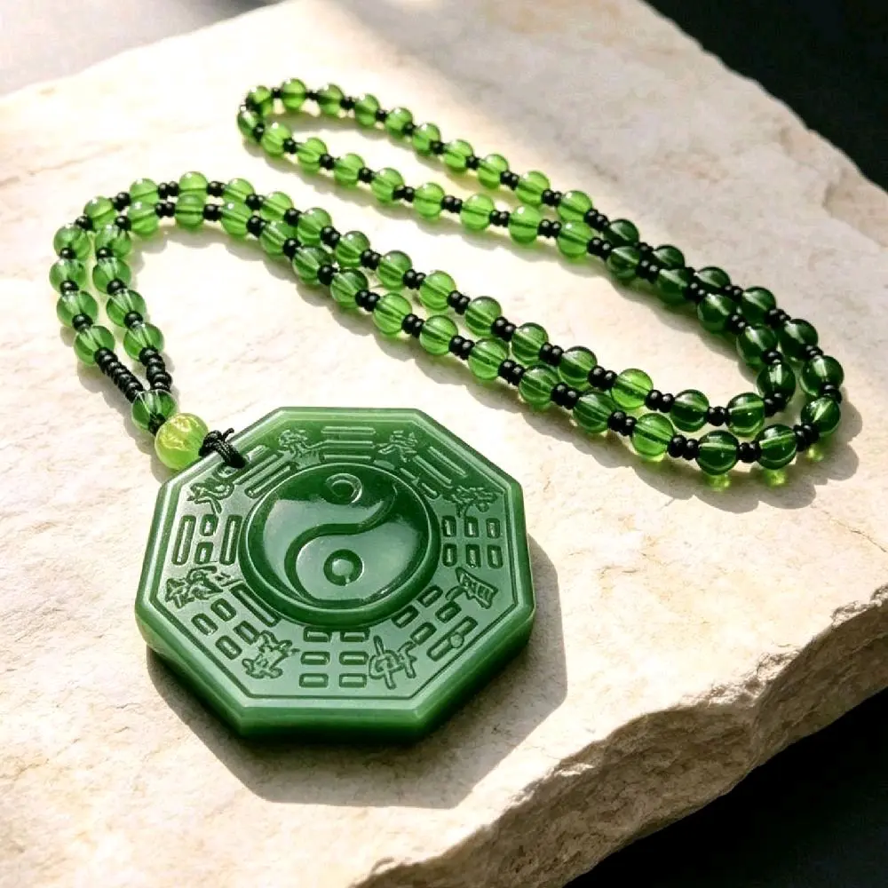 Kalung Hijau dengan Desain Yin Yang dan Batu Hijau - Aksesori Elegan untuk Penampilan Anda