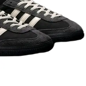 spezial viagra boys dengan bahan kulit hitam dan suede dengan paduan tiga strip putih dan tiga strip hijau di bagian samping