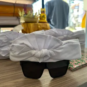 Udeng Putih Rimpit Stylish untuk Tampilan Modern