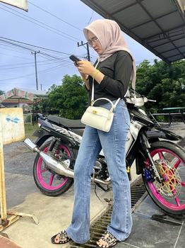 Product Review of Kivi Garment Jeans Cutbray Wanita Highwaist Jeans Cutbray Stylish, Cutbray Denim, Sentuhan Flare Klasik,Celana Wanita, Celana Panjang Stretchy (Melar) from ** 1
