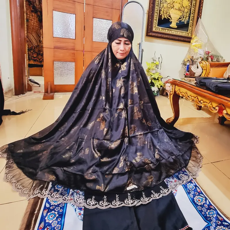 Mukena Kemewahan Bahan Sutra Hitam Motif Gold & Silver Ukuran Jumbo 0
