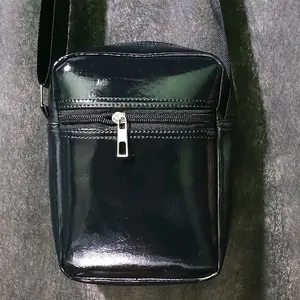 tas selempang pria hitam gelap