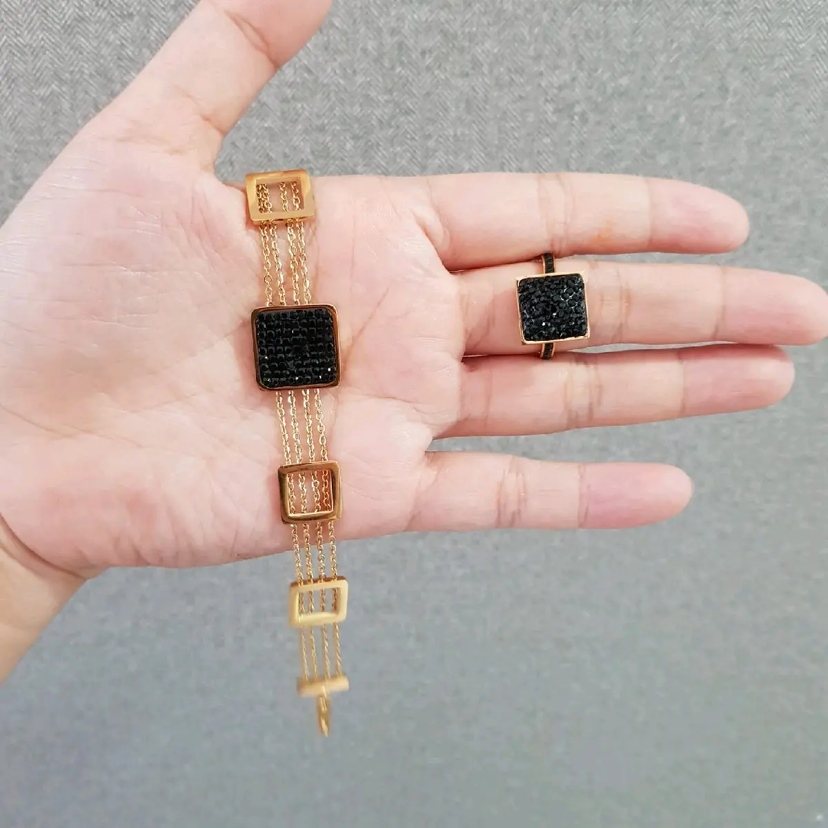 Cincin dan Gelang Aksesoris Kotak Mata Hitam Anti Karat Anti Luntur