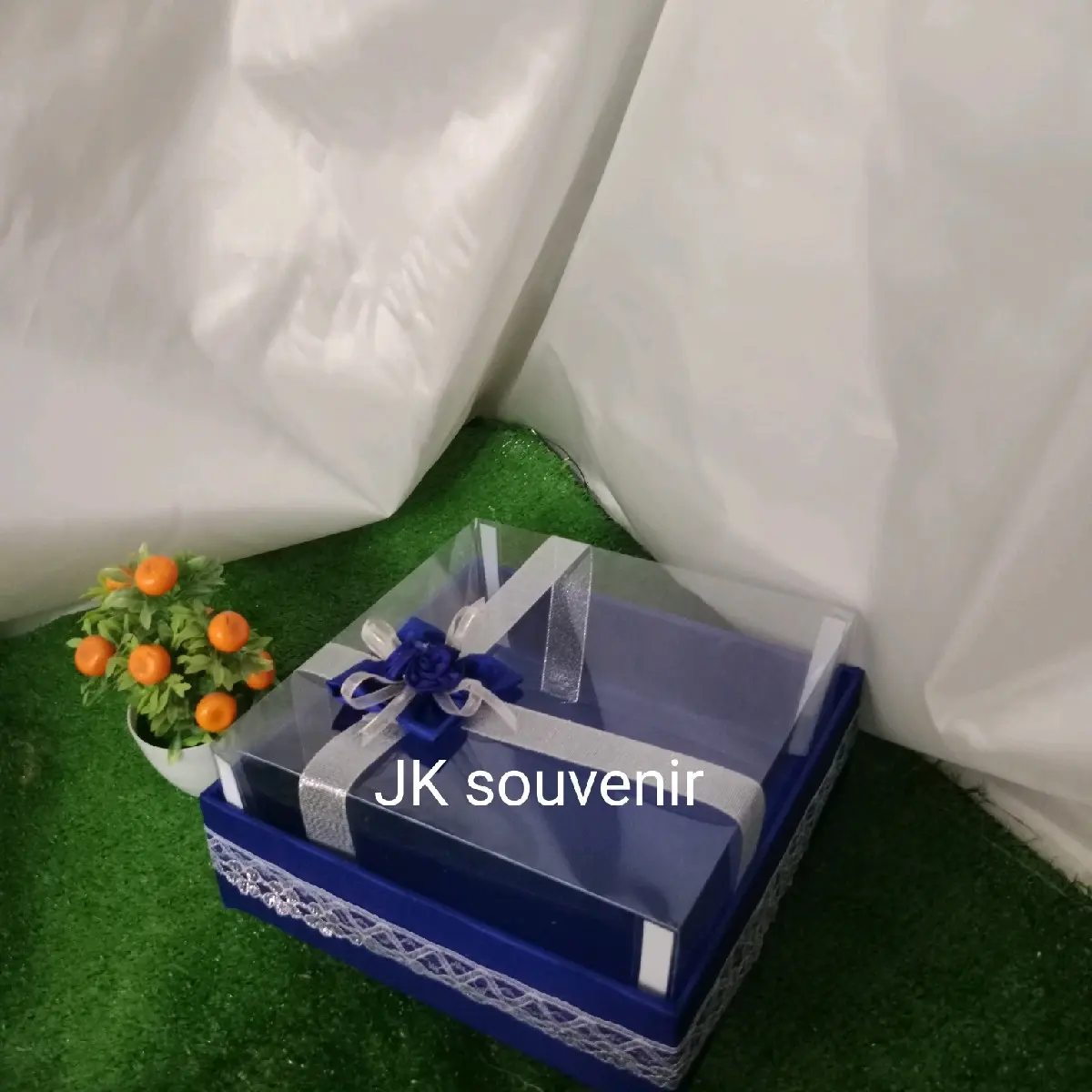kotak kue kotak bingkisan kotam hantaran seserahan renda tutup mika pita bunga samping 25*25*13 bitu tua