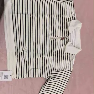 Jaket lengan panjang berkerah polo setengah resleting garis-garis aprikot