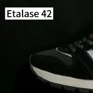 Sepatu Pria ST - Sneakers Berkualitas Tinggi - Etalase 42 (free tali + kaos kaki)