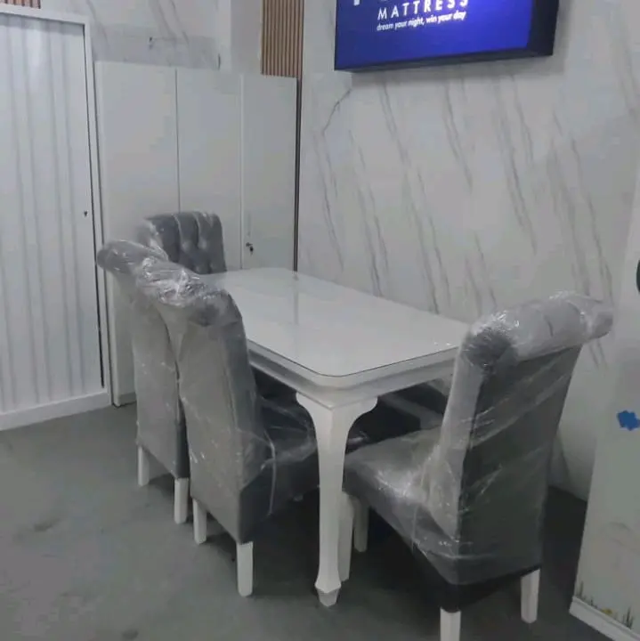 Satu Set Meja Makan 4 Kursi + Bench Furniture 2