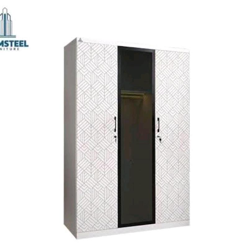 lemari pakaian besi 3 pintu dengan lampu di bagian gantungan nya. motif yang kekinian membuat kamar terlihat elegan 0