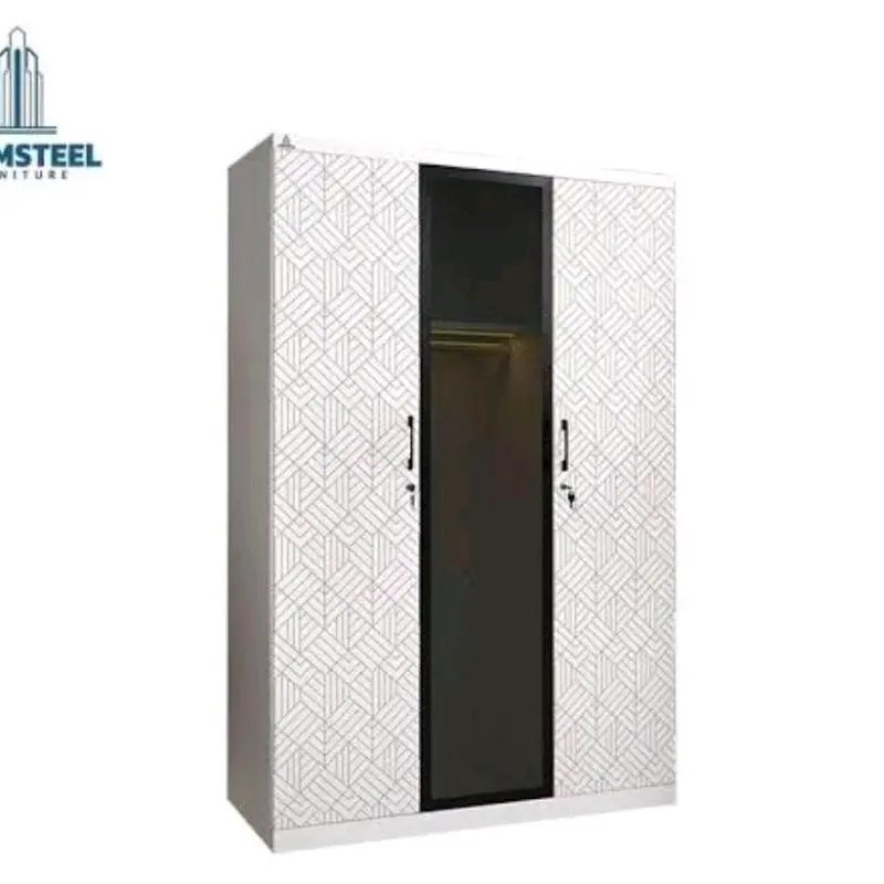lemari pakaian besi 3 pintu dengan lampu di bagian gantungan nya. motif yang kekinian membuat kamar terlihat elegan 0