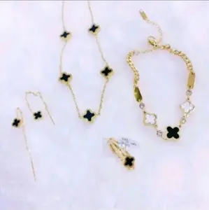 [COD] Paket Promo Set Aksesoris Titanium Wanita Bunga Hitam Anti Karat Tidak Luntur Termasuk Kalung Gelang Anting dan Cincin dengan Desain Bunga Hitam Elegan