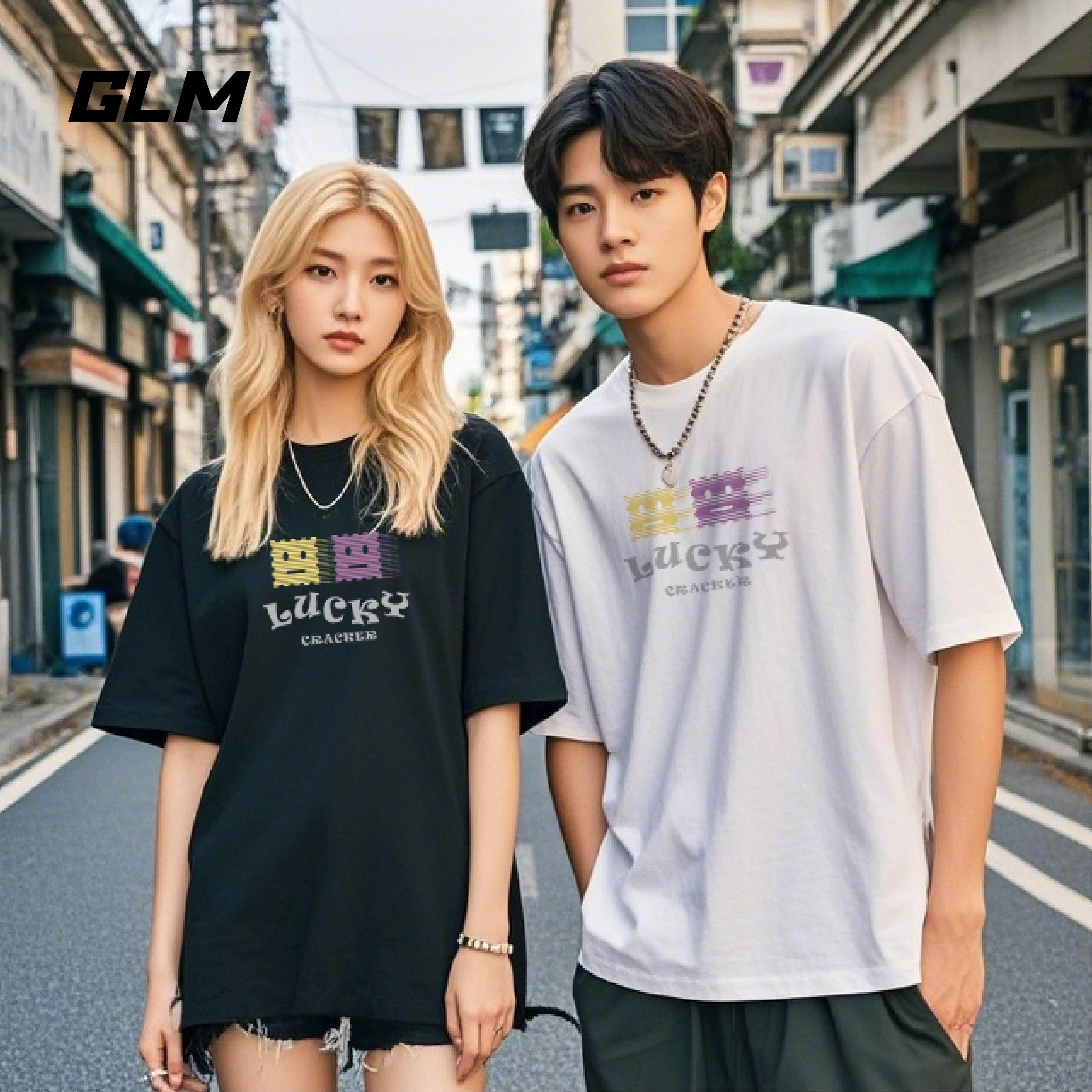 【GLM】soft-2 G3เสื้อยืดคอตตอนลายกราฟฟิตี้อันโดดเด่น! สวมใส่ได้ทุกฤดู ดูดีมีสไตล์ lucky Clothing 2025 