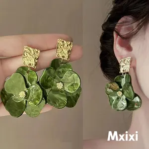 [Mxixi] Anting Bunga Besar Bertekstur Daun Emerald dengan Stud Persegi Berkilau Desain Vintage Prancis yang Dramatis Z397