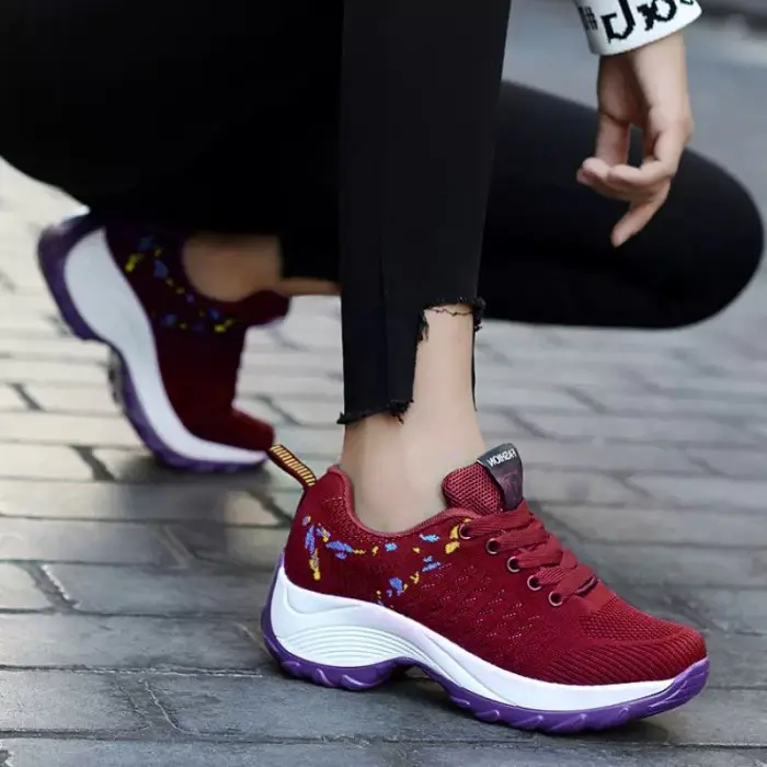 Sepatu sneakers wanita merah running