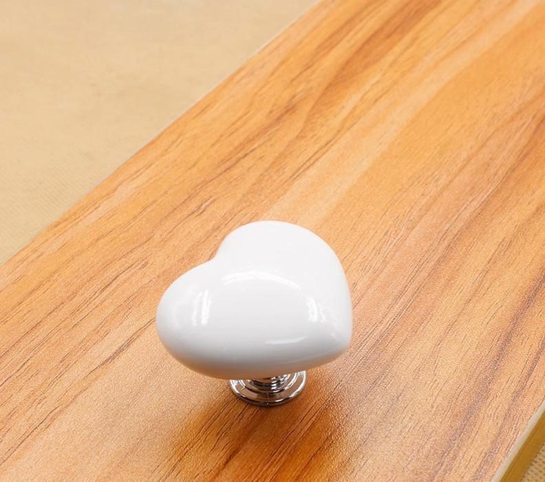Product Introduction of Nắp Bồn Cầu Xả Ngược Nút Nhấn, Thiết Kế Tay Nắm Cửa Hình Trái Tim, Đa Chức Năng, Tiện Lợi, Sáng Tạo 4